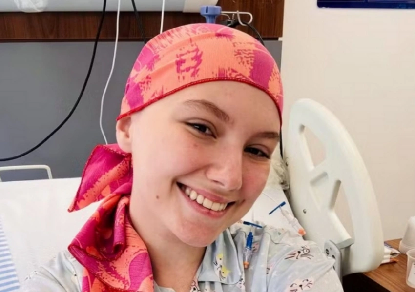 Morre Isabel Veloso, influenciadora que narrou luta contra o câncer aos 19 anos; jovem estava internada desde novembro