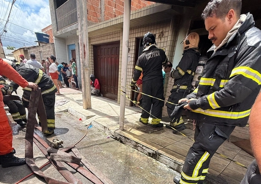 Crianças são resgatadas de casa em chamas por bombeiros em Vitória da Conquista