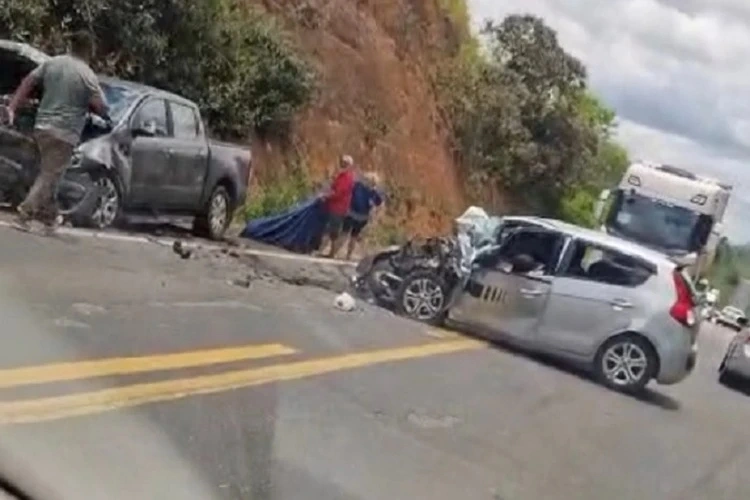 Casal morre após batida entre carro e caminhonete na BR-101, mulher estava grávida
