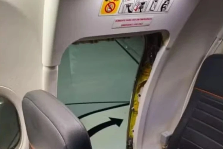 Passageiro é retirado de avião da Gol após danificar saída de emergência em Guarulhos