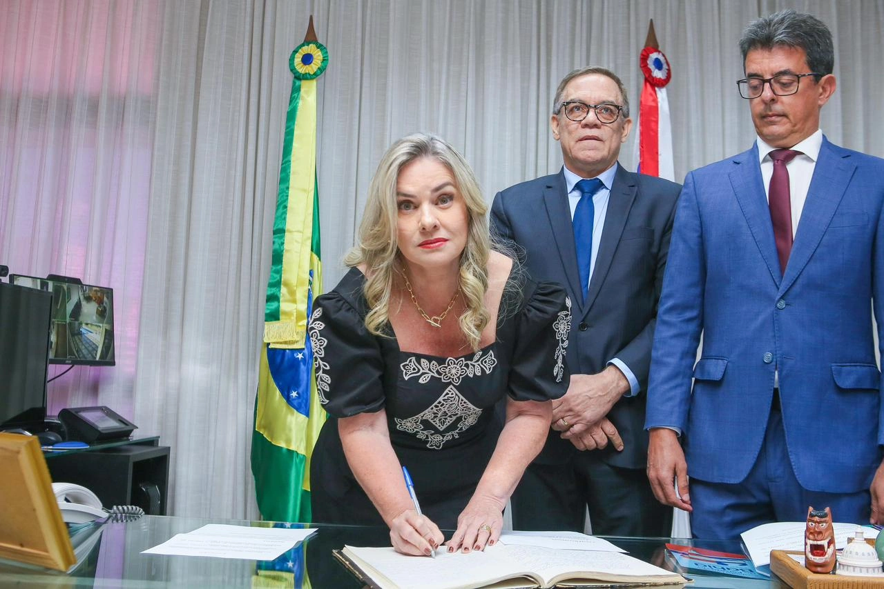 Ivana Bastos conduz posse de Luciano Ribeiro e reforça compromisso com a continuidade institucional