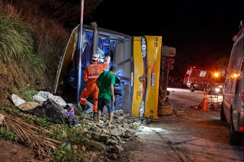 Acidente com ônibus deixa cinco mortos na BR-251, no Norte de Minas Gerais
