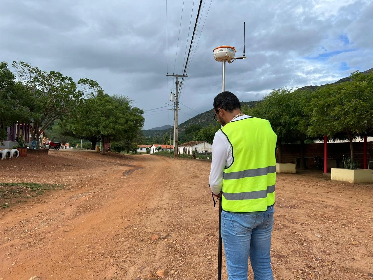Serviço de topografia é iniciado na comunidade da Varzinha para futura pavimentação asfáltica