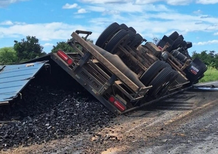 Carreta carregada com carvão tomba na BA-160, na zona rural de Malhada