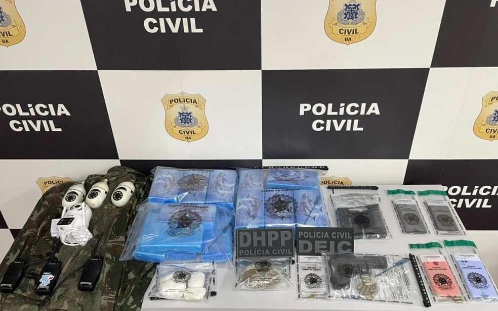 Polícia desativa casa usada como bunker por facção em Feira de Santana
