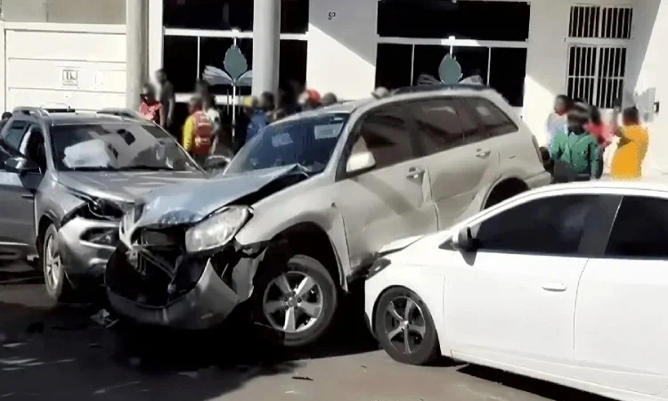 Acidente com cinco veículos é registrado na Avenida Sandoval Moraes em Guanambi