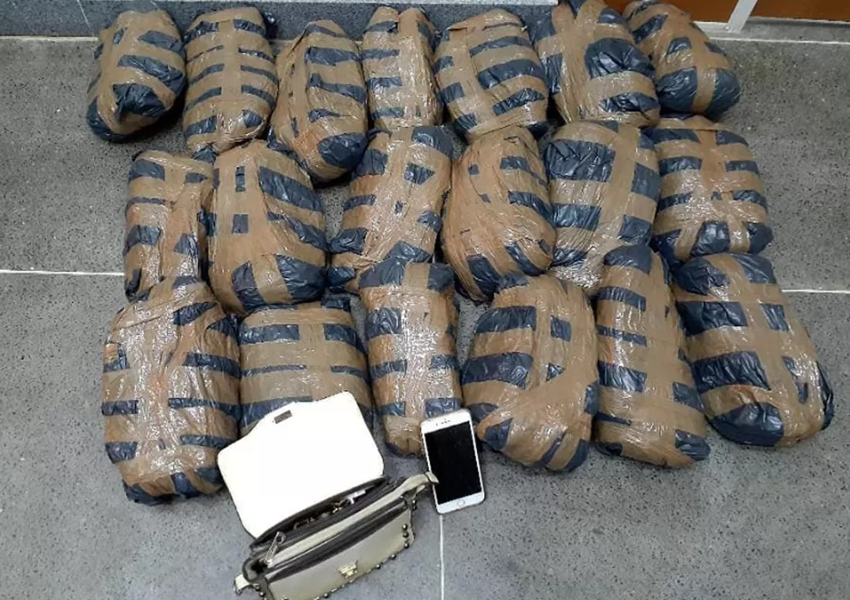Mulher foge de blitz, mas acaba alcançada com 25 kg de maconha