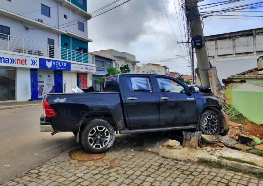 Hilux atinge poste e provoca interrupção de energia no comércio