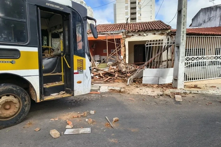 Ônibus escolar desgovernado invade casa e escritório no centro de Brumado