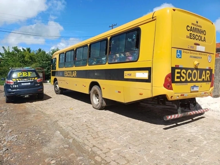 PRF apreende ônibus escolar usado para levar passageiros a velório na Bahia