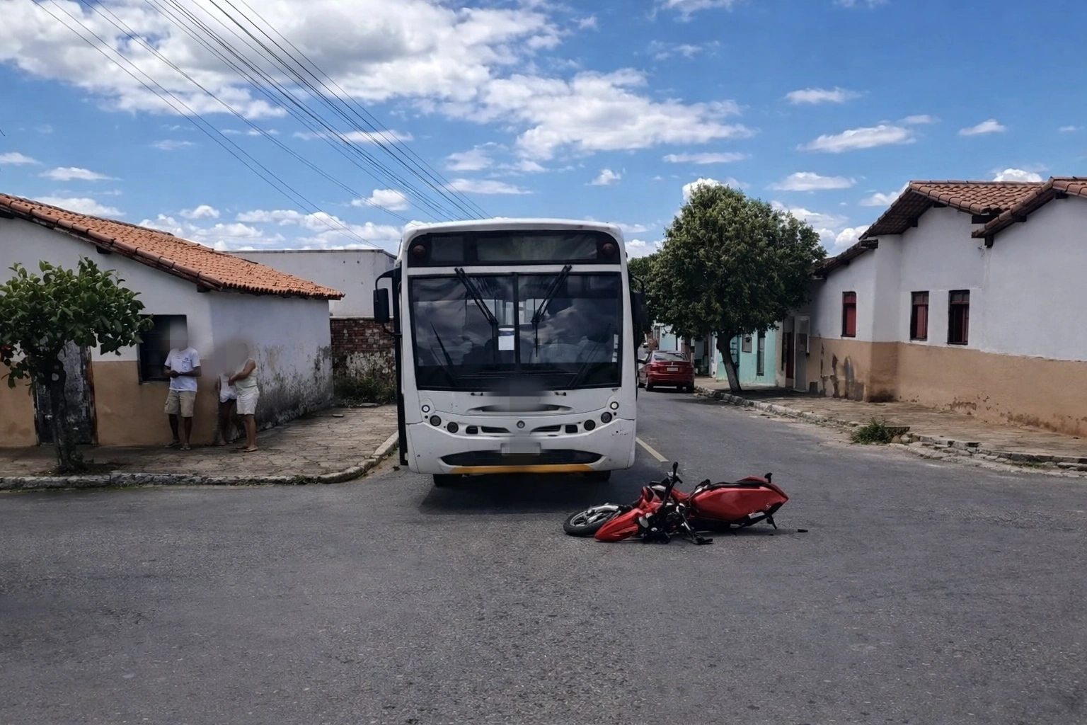 Motociclista fica ferido após colisão com ônibus no centro de Palmas de Monte Alto