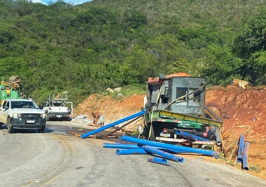 Caminhão de perfuração de poços se envolve em acidente entre Rio de Contas e Marcolino Moura