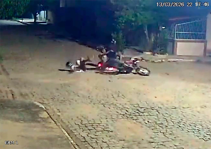 Câmera flagra colisão entre duas motocicletas no bairro Estocada em Livramento