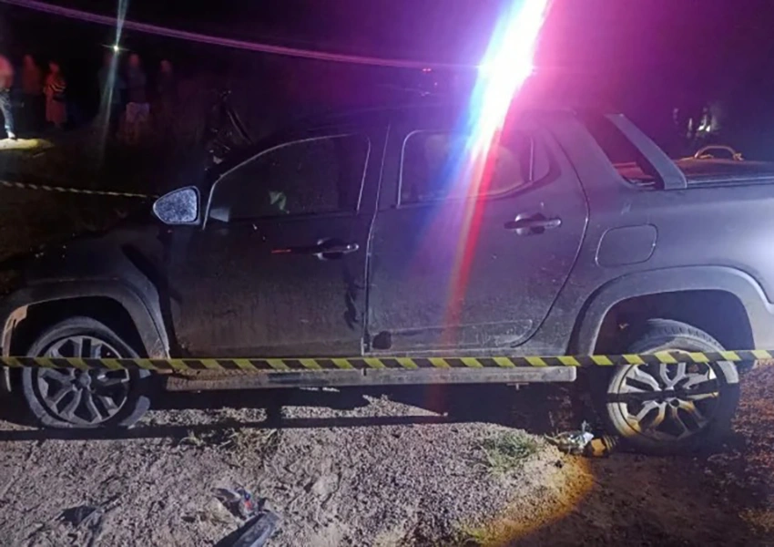 Mulher morre e homem fica ferido após colisão com implemento agrícola na BA-142 em Barra da Estiva