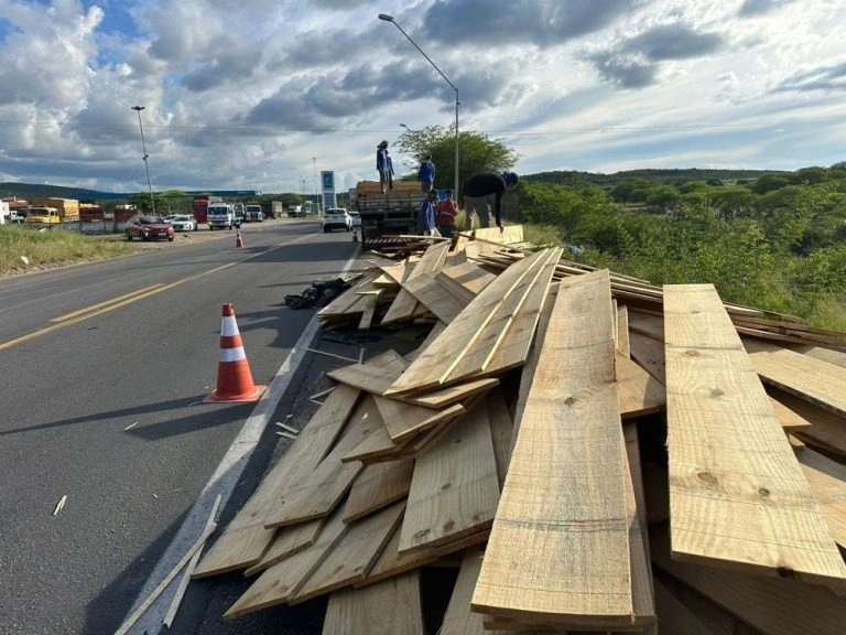 Caminhão com carga de madeira tomba e interdita trecho da BR-116 em Brejões