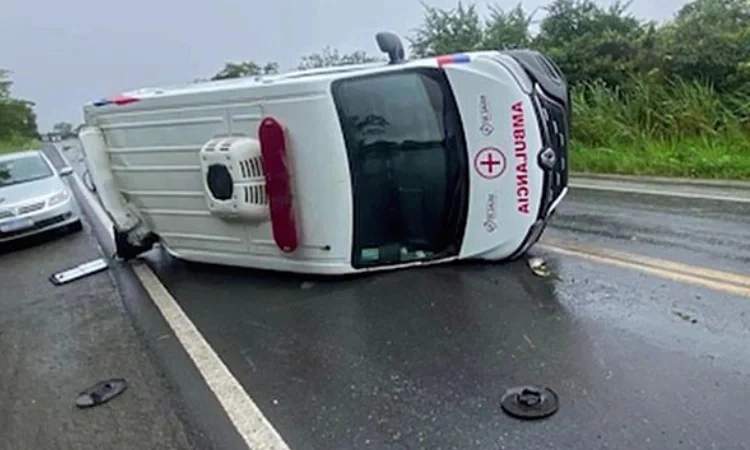Ambulância capota na BR-242 após derrapar em óleo na pista na Chapada Diamantina