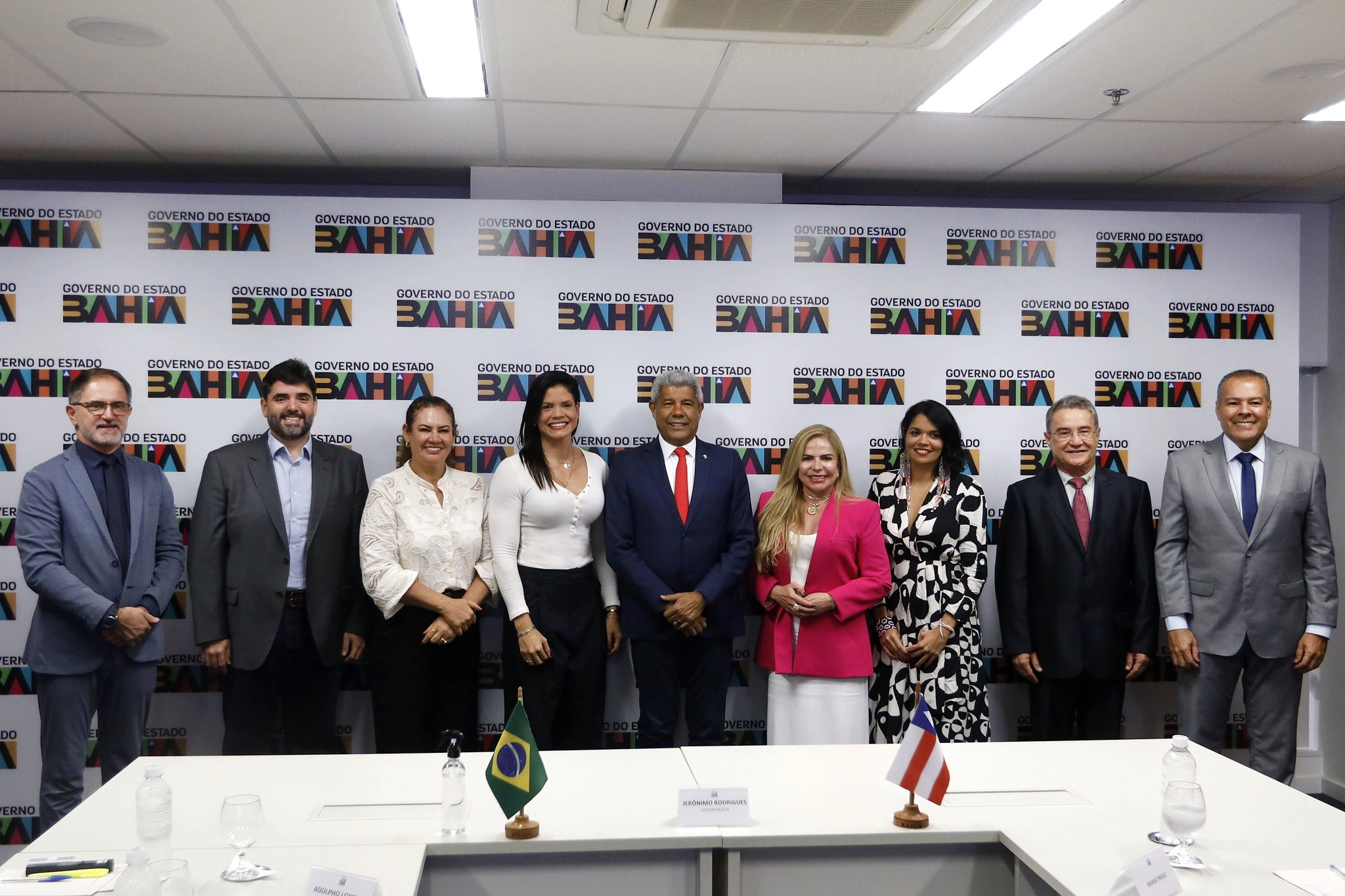 Jerônimo reorganiza equipe e substitui secretários em várias pastas
