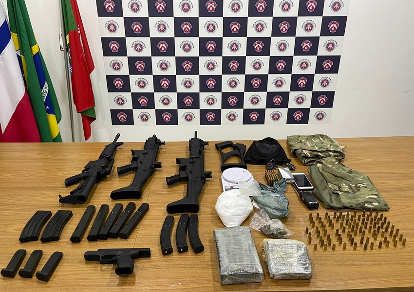 Alunos de curso de condutores de cães e policiais encontram arsenal utilizado no tráfico em Porto Seguro