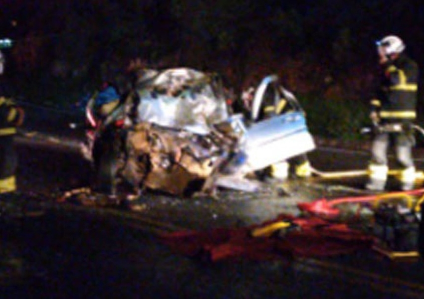 Anagé: Motorista morre após batida entre micro-ônibus e carro; ele ficou preso às ferragens