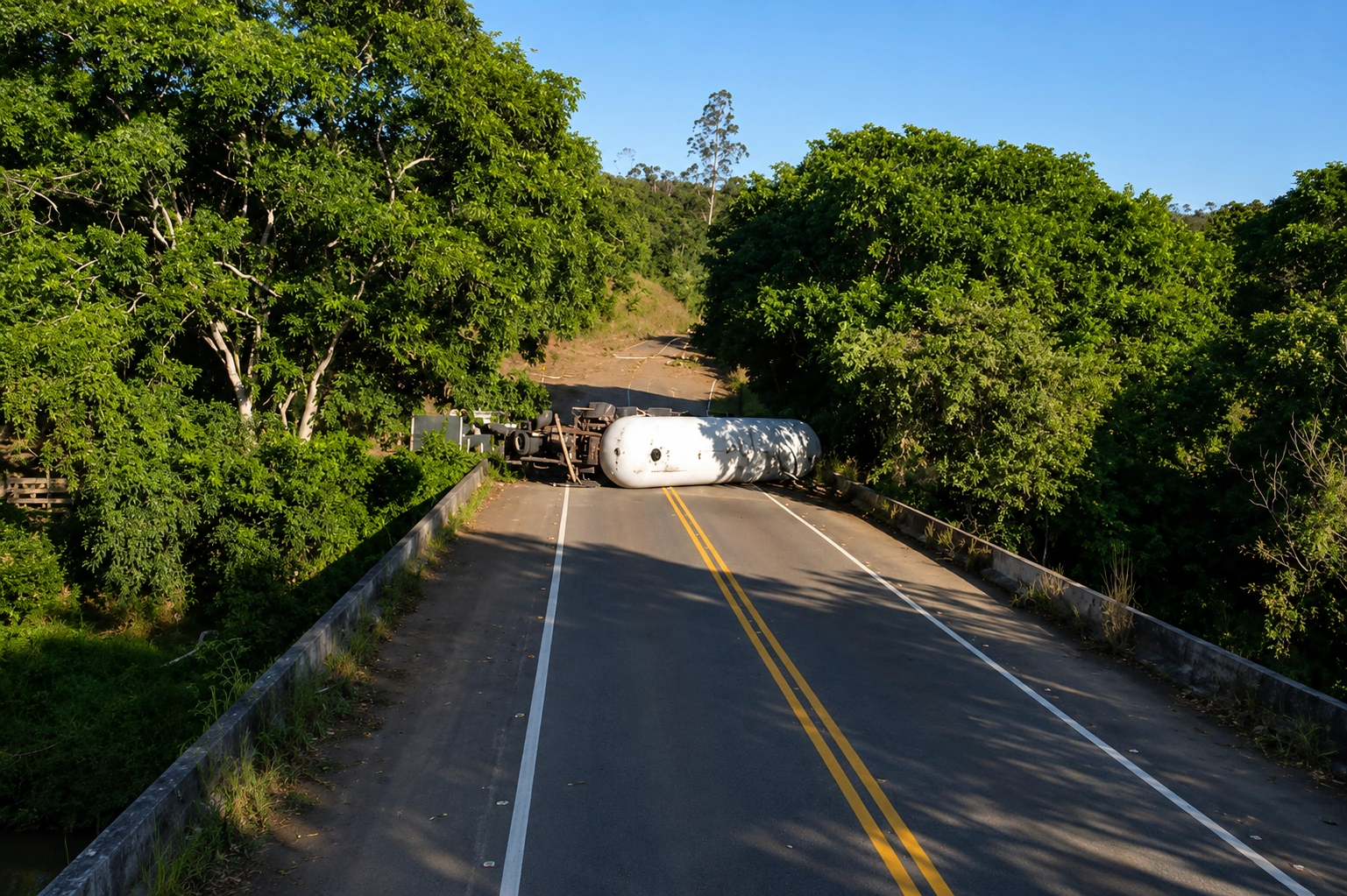 Trecho da BR-330 segue interditado após tombamento de carreta com gás GLP