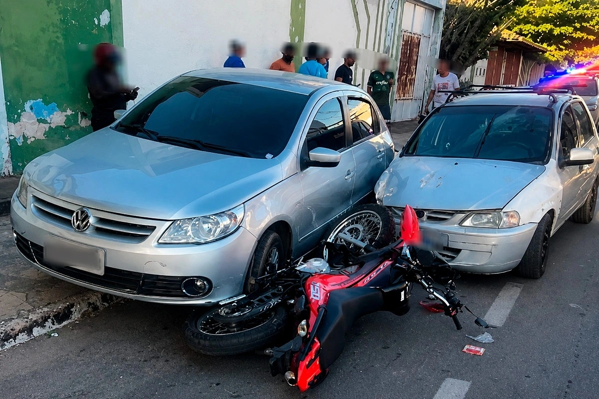 Acidente envolvendo moto e dois carros deixa homem ferido em Guanambi