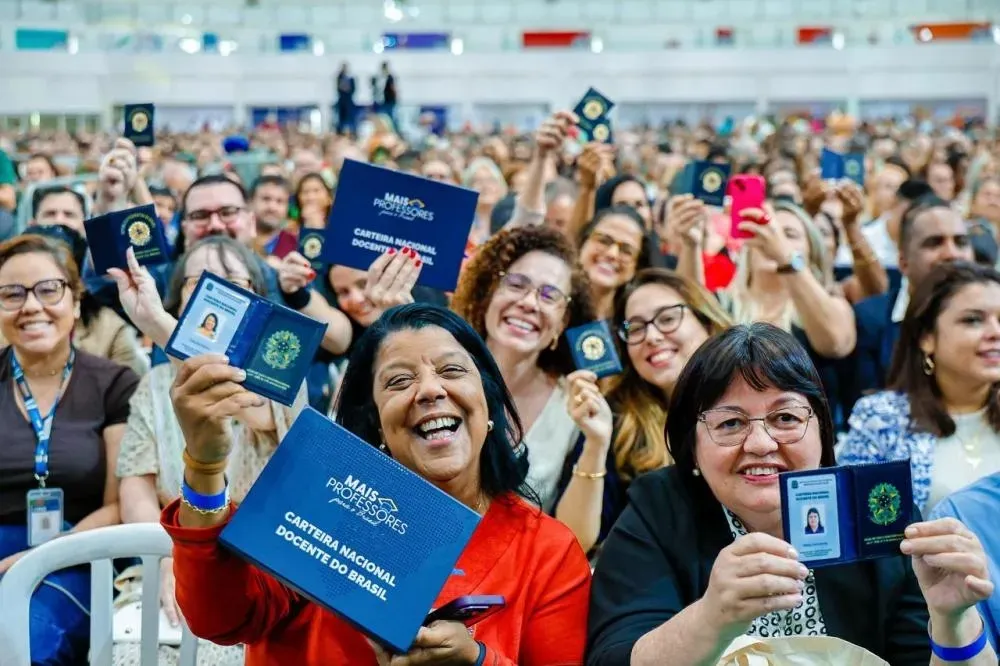 Lula cria Carteira Nacional Docente e destaca valorização da educação no Brasil