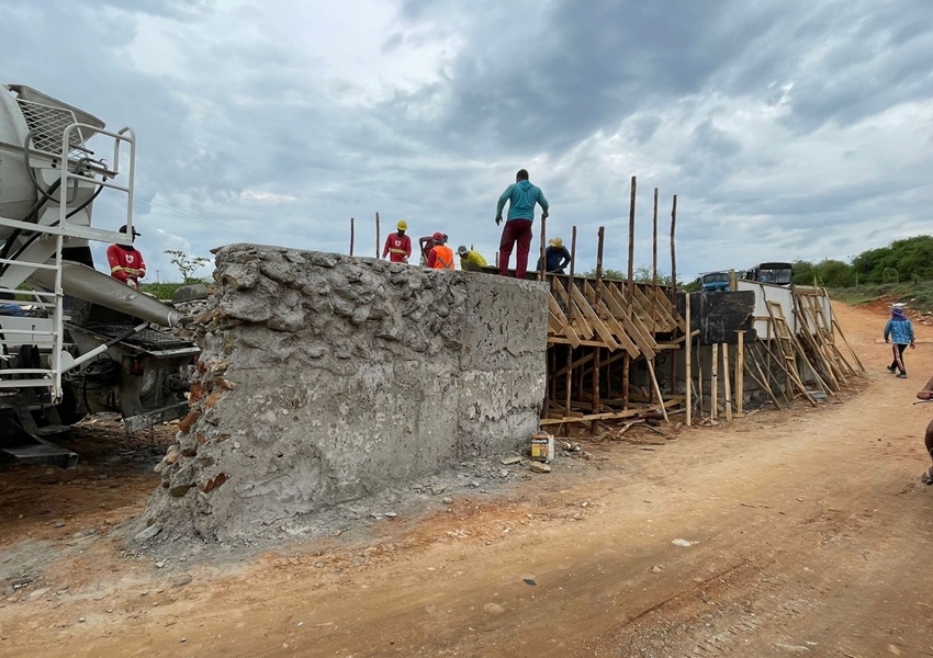 Prefeito de Ituaçu visita obras de infraestrutura no município; quatro pontes foram construídas em 40 dias