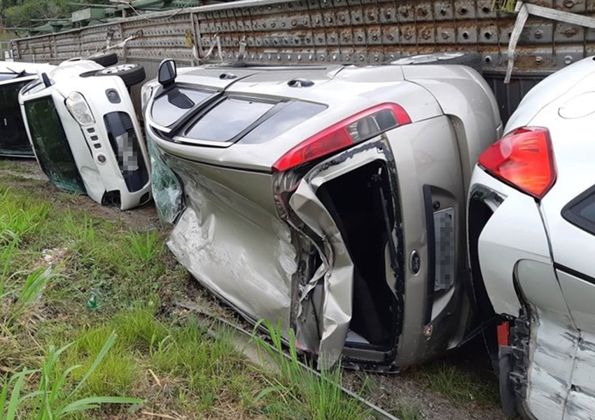 Caminhão-cegonha que levava ao menos 11 carros tomba na BR-101, no sul da Bahia