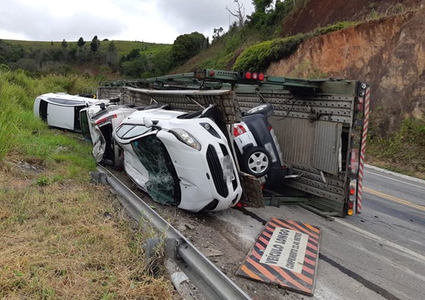 Caminhão-cegonha que levava ao menos 11 carros tomba na BR-101, no sul da Bahia