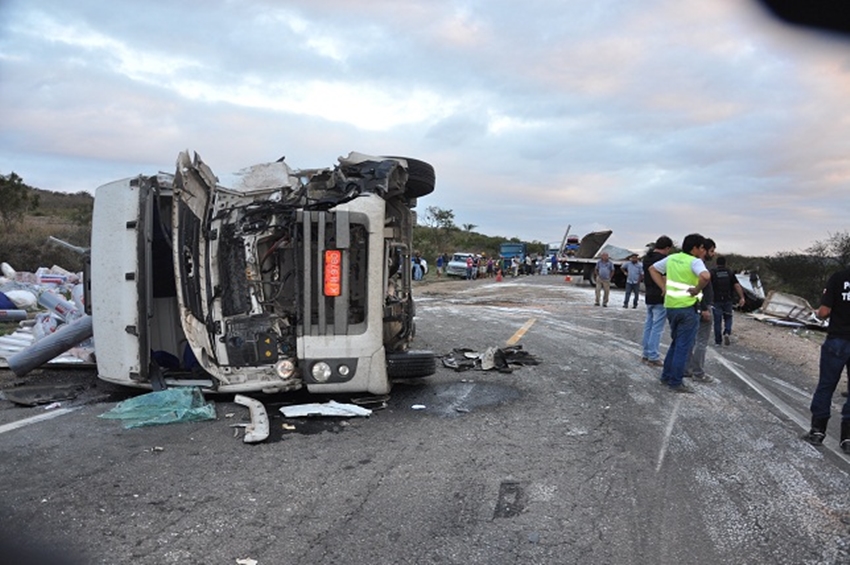 Acidente entre caminhões e carreta na BR-116 mata motorista entre Jaguaquara e Irajuba