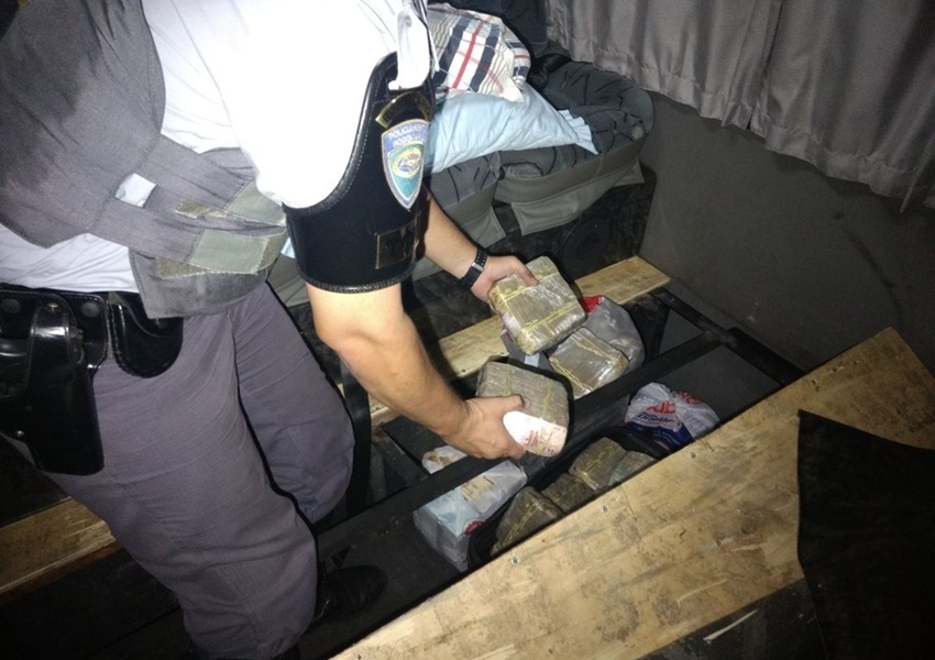 Motorista é preso com mais de R$ 1,4 milhão em fundo falso de micro-ônibus