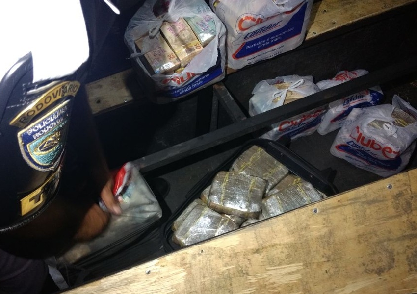 Motorista é preso com mais de R$ 1,4 milhão em fundo falso de micro-ônibus