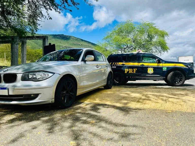 PRF apreende BMW e detém suspeito de estelionato na BR-116, em Jequié