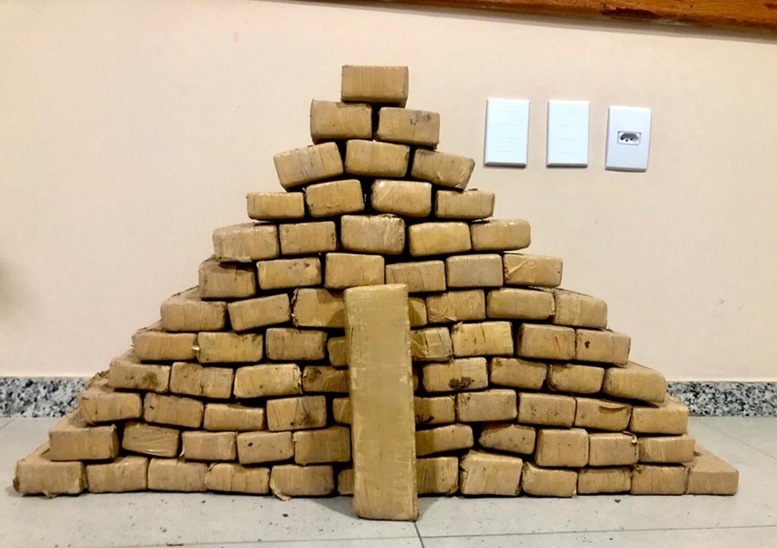 Eunápolis:  Adolescente é flagrado com 49 kg de maconha prensada escondida em terreno
