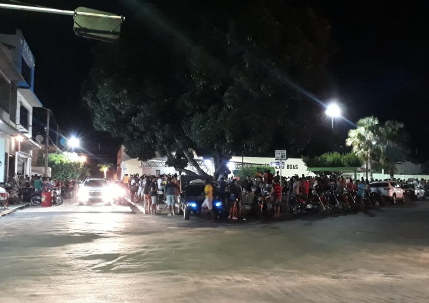 Livramento: Eleitores de Bolsonaro comemoram com buzinaços e fogos na Praça Zezinho Tanajura