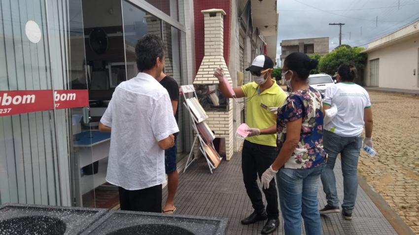 Dom Basílio: Prefeitura distribuiu gratuitamente mil máscaras no comércio nesta segunda-feira (13)