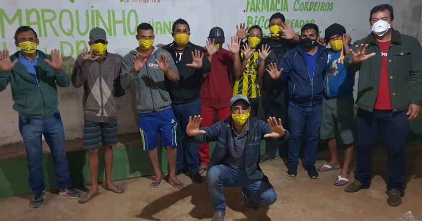 Deputado Marquinho Viana no povoado de Pé do Morro, em Barra da Estiva, com apoiadores
