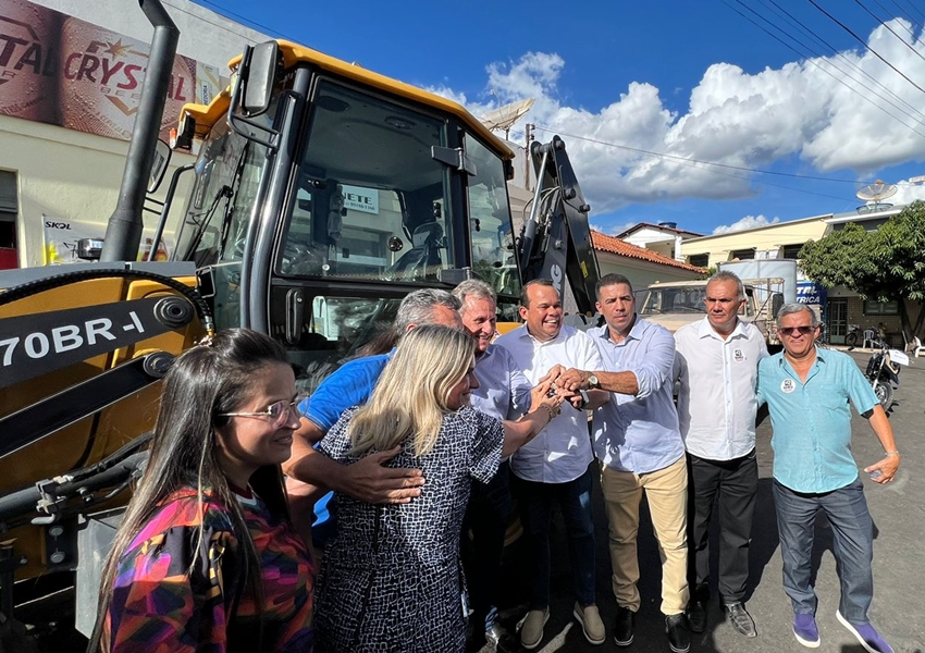 Entregas do Estado fortalecem desenvolvimento urbano e agrícola do município de Dom Basílio