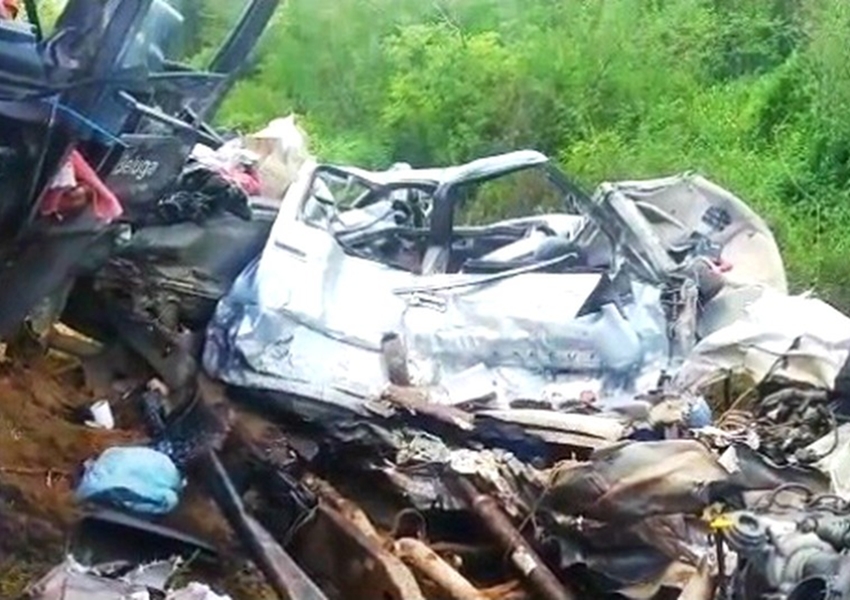 Colisão frontal entre caminhonete e carreta deixa mortos no sudoeste da Bahia