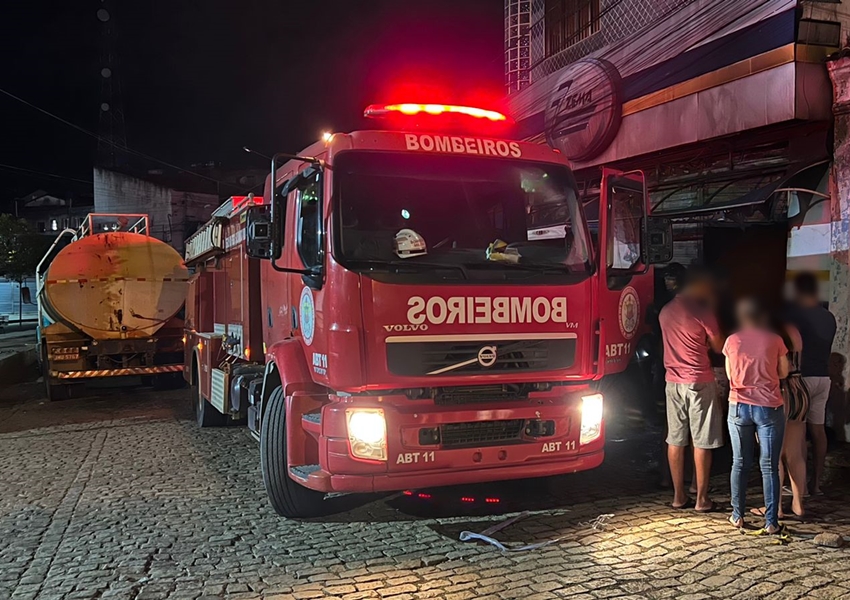 Loja Eletrozema  de Livramento fica completamente destruída apos incêndio