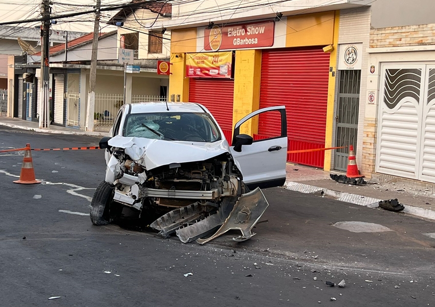 Livramento: Veículo colide com poste e interrompe energia