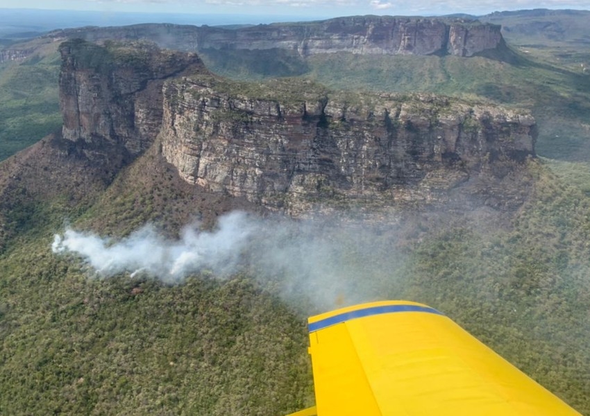 Bombeiros combatem incêndio no Morro do Camelo, na Chapada Diamantina
