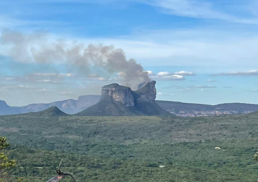 Bombeiros combatem incêndio no Morro do Camelo, na Chapada Diamantina