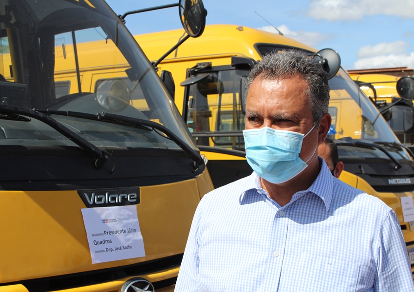 Rui Costa entrega ônibus e máquinas para Prefeituras e Consórcios