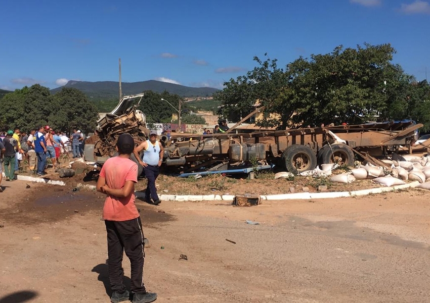 Seabra: Grave batida entre carreta e micro-ônibus deixa mortos e feridos