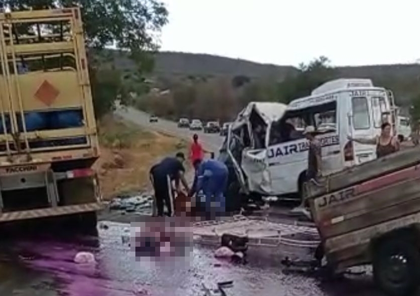 Colisão entre caminhão e van deixa saldo de quatro mortos na BR-030 próximo a Lagoa Real