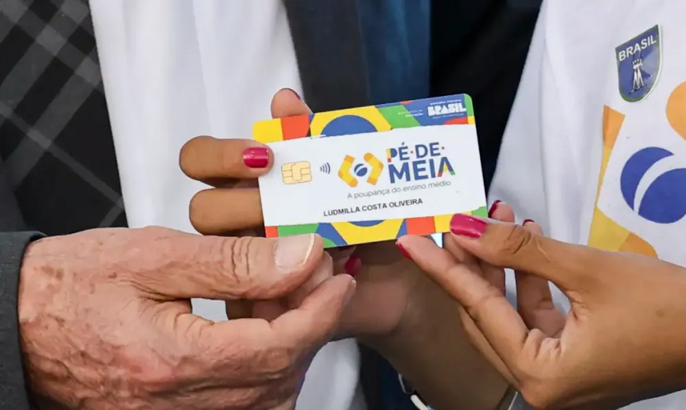 Estudantes do programa Pé-de-Meia recebem incentivo de R$ 1 mil a partir desta terça-feira