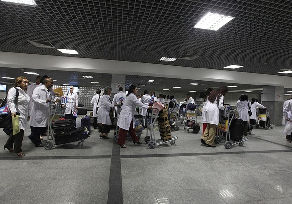 Mais Médicos: cubanos começam a ir embora nesta quinta-feira (22)