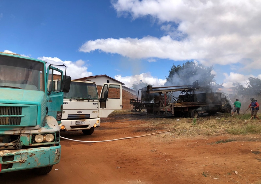 Livramento: Dois caminhões foram destruídos após incêndio 