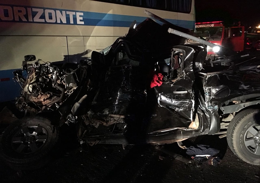 Homem morre após caminhonete bater de frente com carreta; veículo ficou irreconhecível
